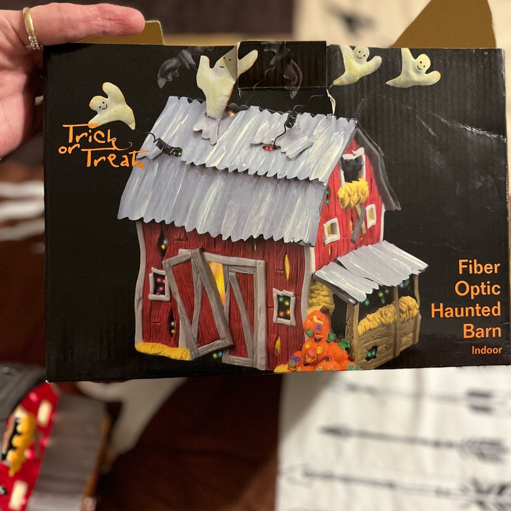 EUC  FIBER OPTIC HAUNTED  HALLOWEEN BARN